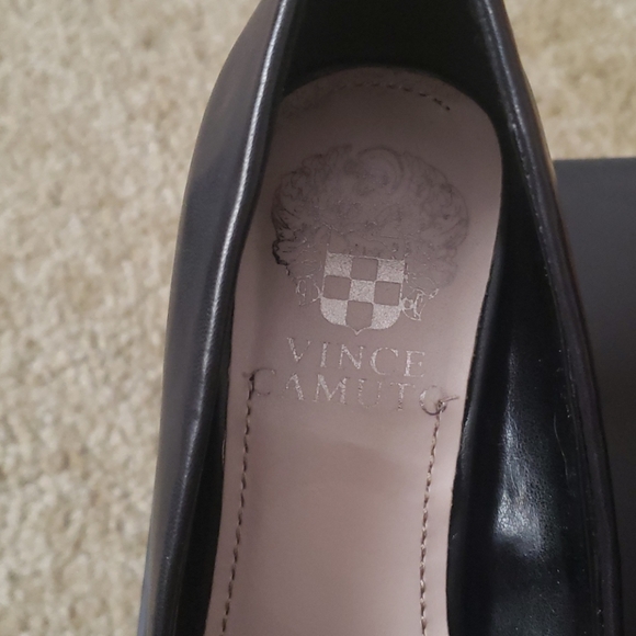 Vicent Camuto Classic Pump - Picture 2 of 3